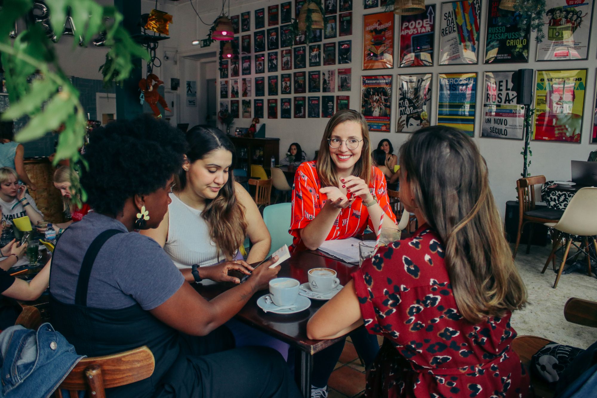 Virginie in conversation with a WeFrench member at a café