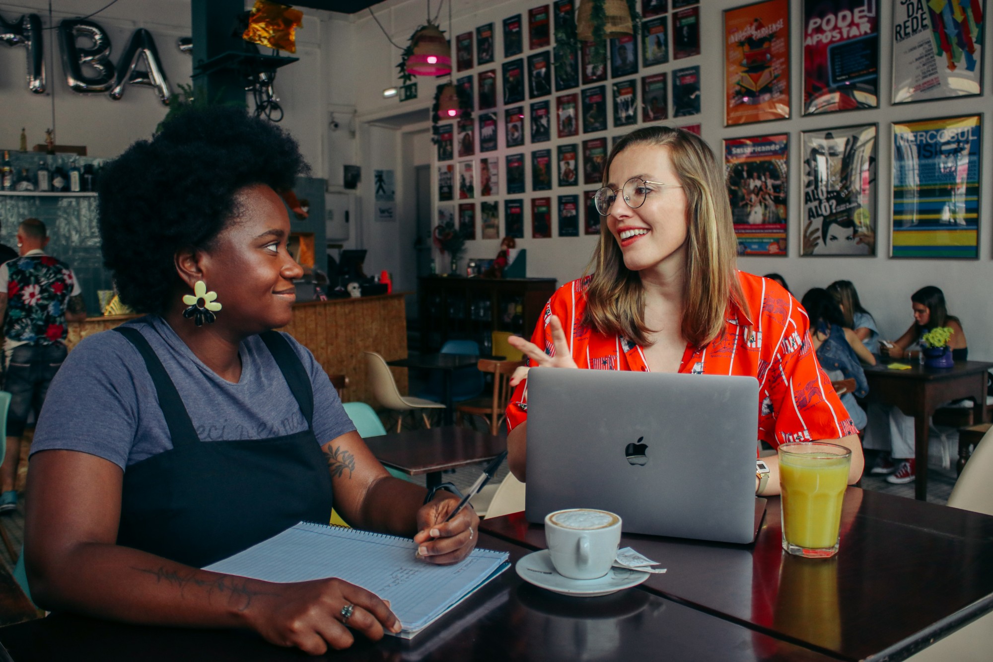 Virginie coaching a student in French at a Lisbon café